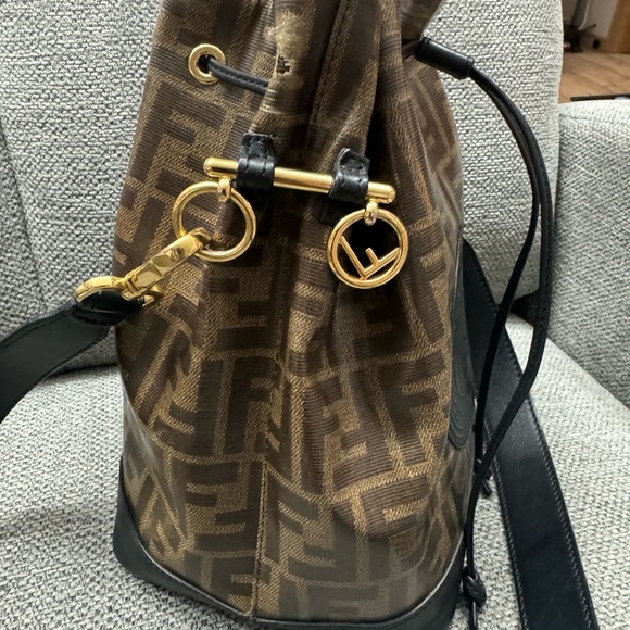 Authentic Fendi bucket - Picture 3 of 15